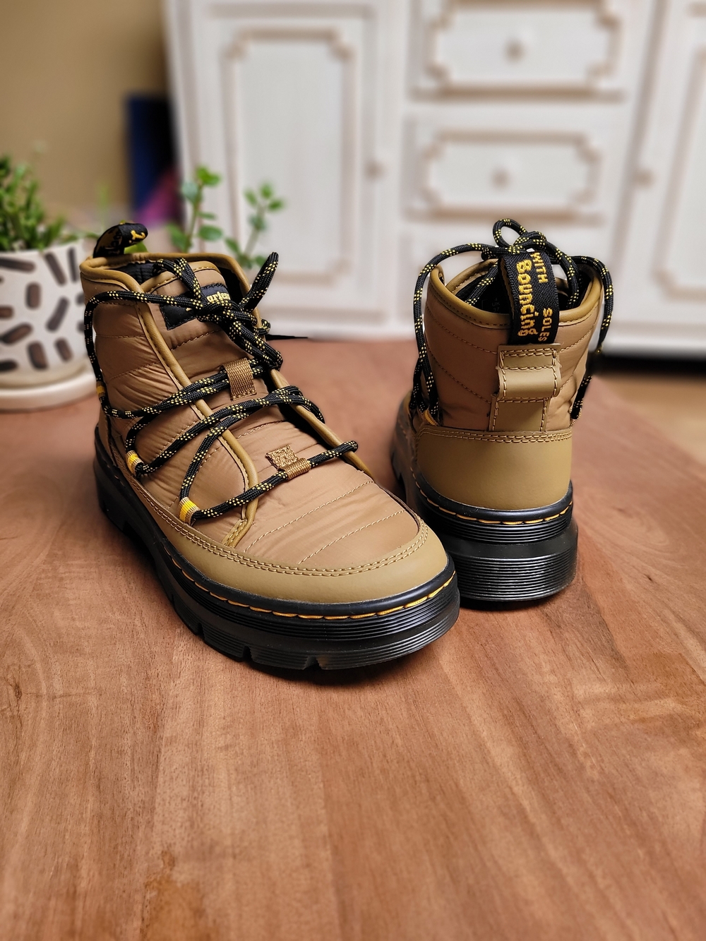 NWOT Dr. Martens Combs Hiking Boots - Women - Picture 5 of 9